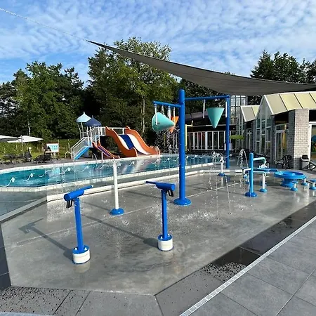 Houten Op 5 Sterren Park Met Zwembad